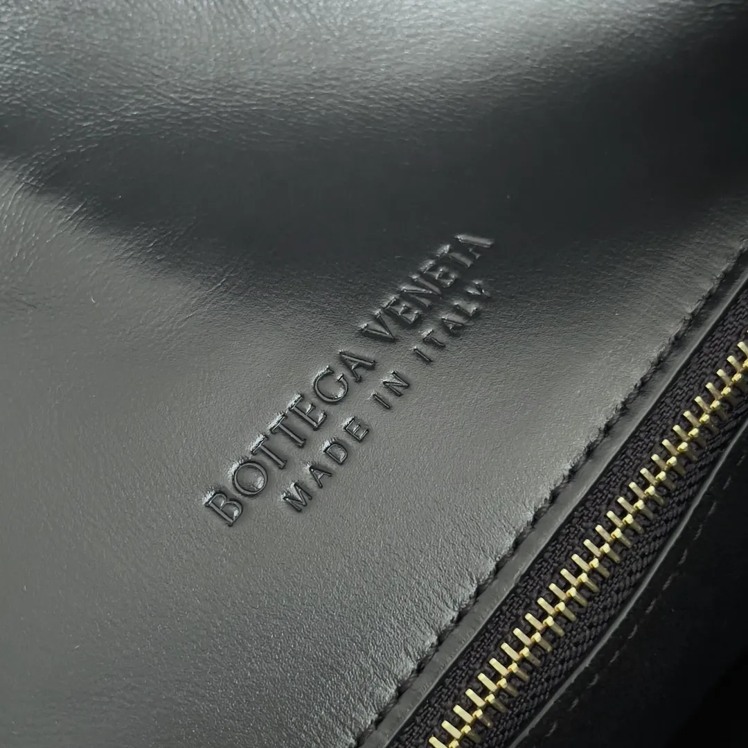 Batch 1680 Inspired by the 1970s, the Bottega Veneta women's logo shoulder bag has a smooth leather surface that brings a clean and handsome feel, just like the neatness and tenacity of a working woman. The front buckle is made of high-quality hardware pendant, the overall retro elegance, and the excellent leather feels soft. This Bottega Veneta series can be described as beautiful, weakening the complexity of the outfit, not competing for it, and only using the best quality to interpret itself. Style number: 806034 (large size) Size: 30*20*8cm